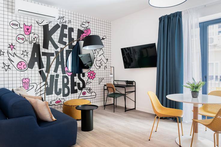 Building Georgiou Gennadiou - zoialiving - 1038735 - ATH adresindeki bir dairede modern mobilyalarla zarif bir şekilde tasarlanmış oturma odası Central Athens, Athens