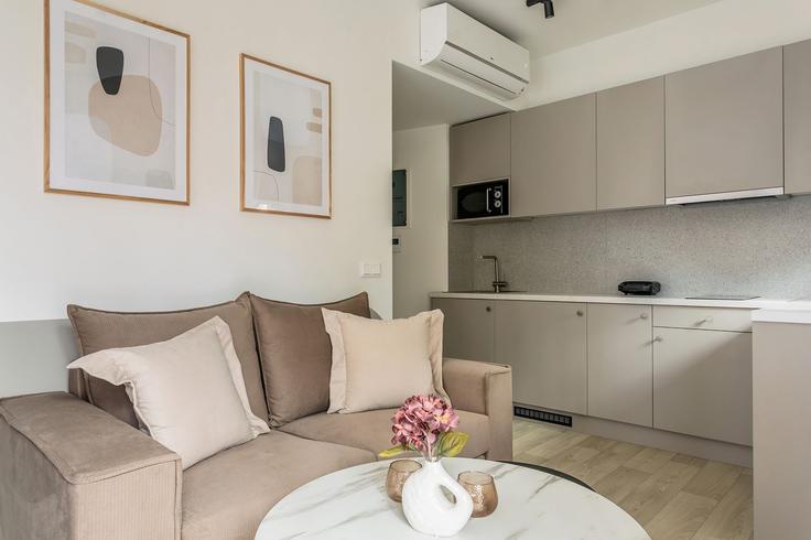 Central Athens, Athens에 위치한 Building Solonos - zoialiving - 1299489 - ATH 유닛의 세련된 인테리어가 돋보이는 거실 Central Athens, Athens에 위치한 Building Solonos - zoialiving - 1299489 - ATH 유닛의 세련된 인테리어가 돋보이는 거실