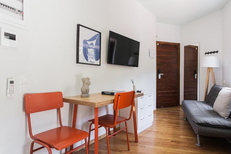 Sala de estar elegantemente projetada com móveis modernos em um apartamento no Building Kosma Melodou - zoialiving - 1038747 - ATH em Central Athens, Athens