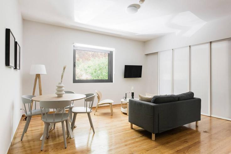 Building Sinesiou Kirinis - zoialiving - 1038732 - ATH adresindeki bir dairede modern mobilyalarla zarif bir şekilde tasarlanmış oturma odası Central Athens, Athens Building Sinesiou Kirinis - zoialiving - 1038732 - ATH adresindeki bir dairede modern mobilyalarla zarif bir şekilde tasarlanmış oturma odası Central Athens, Athens