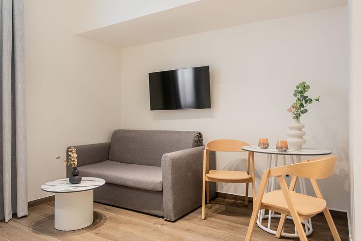 Elegante sala de estar con mobiliario moderno en un apartamento en Building Kleomenous - zoialiving - 1299456 - ATH en Central Athens, Athens