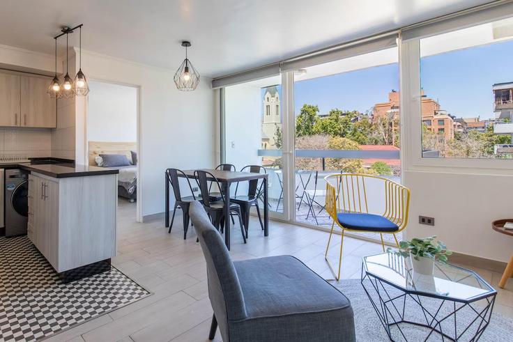 Building Coronel - zyz-homes - 1339189 adresindeki bir dairede modern mobilyalarla zarif bir şekilde tasarlanmış oturma odası Providencia, Santiago