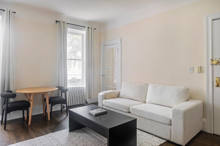 Elegant gestaltetes Wohnzimmer mit moderner Einrichtung in einer Wohnung im 26 Jane in Manhattan, New York Elegant gestaltetes Wohnzimmer mit moderner Einrichtung in einer Wohnung im 26 Jane in Manhattan, New York