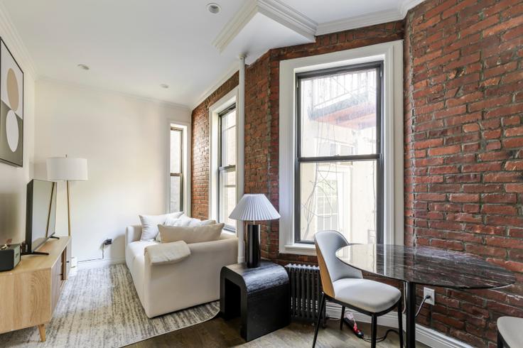 Manhattan, New York에 위치한 223 Mott Street 아파트의 세련된 인테리어가 돋보이는 거실 Manhattan, New York에 위치한 223 Mott Street 아파트의 세련된 인테리어가 돋보이는 거실