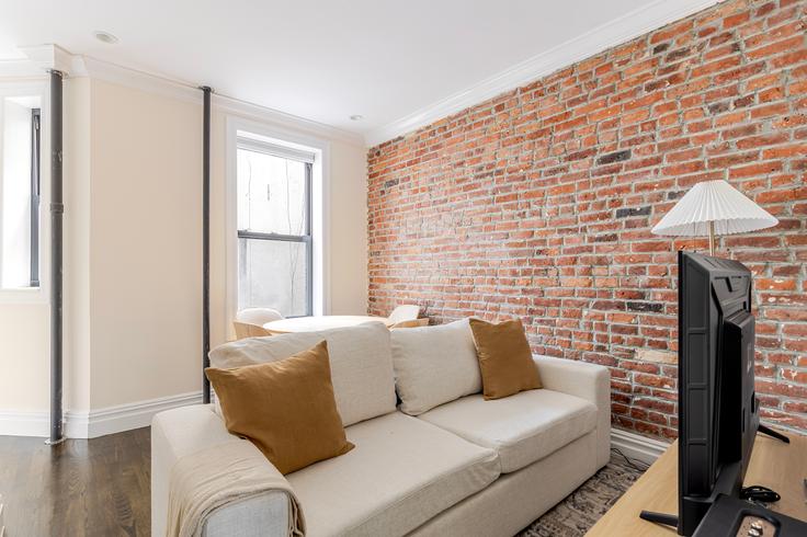Manhattan, New York에 위치한 239 Elizabeth Street 아파트의 세련된 인테리어가 돋보이는 거실 Manhattan, New York에 위치한 239 Elizabeth Street 아파트의 세련된 인테리어가 돋보이는 거실