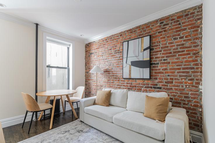New York Manhattanの239 Elizabeth Streetのアパートメントにある、モダンな家具を備えたエレガントなデザインのリビングルーム