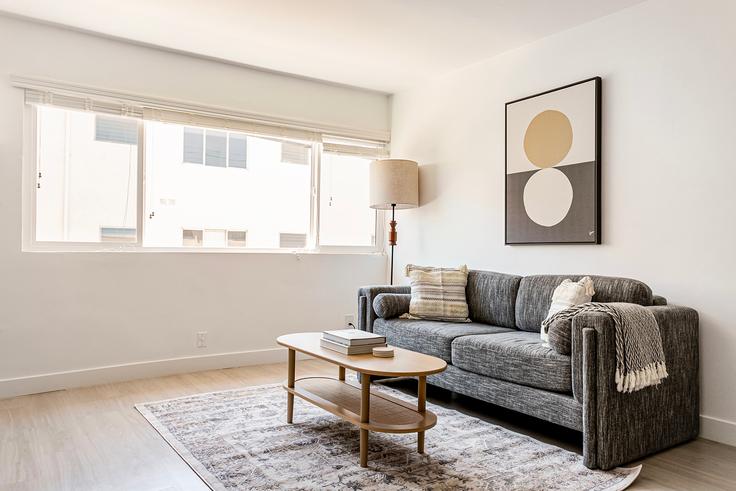 Los Angeles, Los Angeles에 위치한 Carson Oakwood Apartments 아파트의 세련된 인테리어가 돋보이는 거실 Los Angeles, Los Angeles에 위치한 Carson Oakwood Apartments 아파트의 세련된 인테리어가 돋보이는 거실