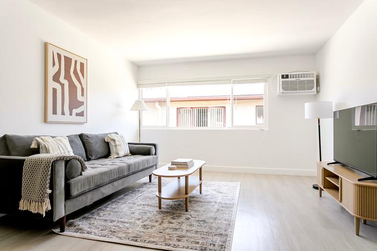 Los Angeles, Los Angeles에 위치한 Carson Oakwood Apartments 아파트의 세련된 인테리어가 돋보이는 거실 Los Angeles, Los Angeles에 위치한 Carson Oakwood Apartments 아파트의 세련된 인테리어가 돋보이는 거실