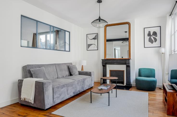 10th arrondissement, Paris에 위치한 Valmy 93 아파트의 세련된 인테리어가 돋보이는 거실 10th arrondissement, Paris에 위치한 Valmy 93 아파트의 세련된 인테리어가 돋보이는 거실