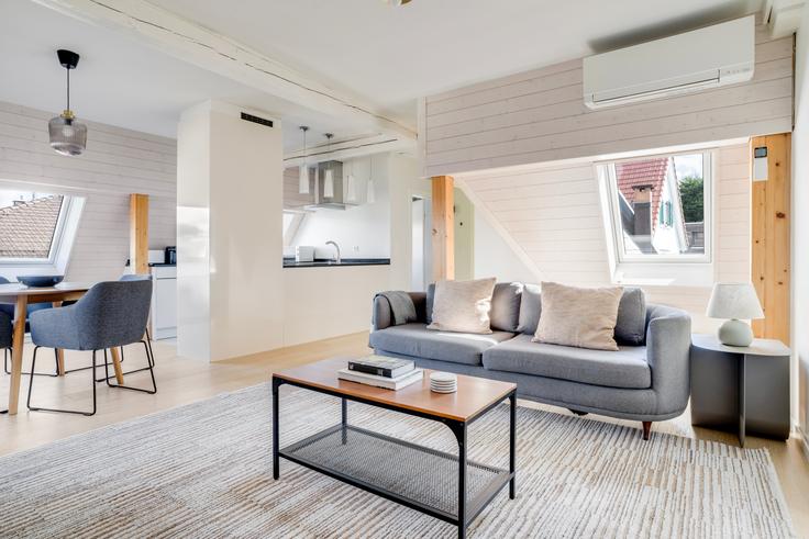 Elegante sala de estar con mobiliario moderno en un apartamento en Mutschellenstrasse 17 en District 2, Zurich Elegante sala de estar con mobiliario moderno en un apartamento en Mutschellenstrasse 17 en District 2, Zurich