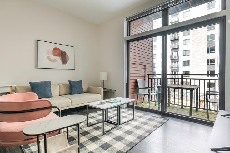 Somerville SomervilleのMontajeのアパートメントにある、モダンな家具を備えたエレガントなデザインのリビングルーム Somerville SomervilleのMontajeのアパートメントにある、モダンな家具を備えたエレガントなデザインのリビングルーム