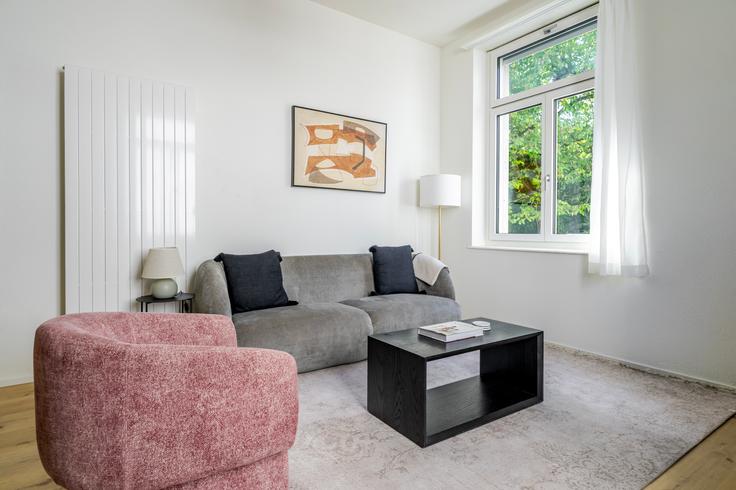 Salle de séjour élégante avec mobilier moderne dans un appartement à Schaffhauserstrasse 449, 8052, Zurich à District 11, Zurich