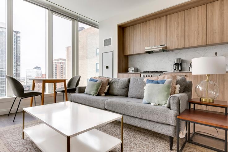 Elegant gestaltetes Wohnzimmer mit moderner Einrichtung in einer Wohnung im 1000M in Chicago, Chicago Elegant gestaltetes Wohnzimmer mit moderner Einrichtung in einer Wohnung im 1000M in Chicago, Chicago