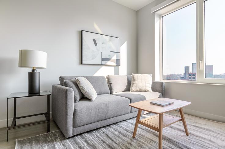 Chicago, Chicago에 위치한 Inspire West Town 아파트의 세련된 인테리어가 돋보이는 거실 Chicago, Chicago에 위치한 Inspire West Town 아파트의 세련된 인테리어가 돋보이는 거실
