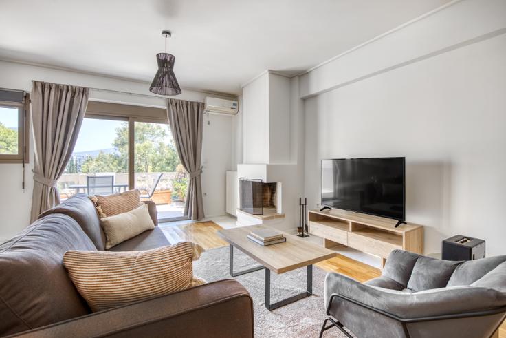 Elegant gestaltetes Wohnzimmer mit moderner Einrichtung in einer Wohnung im Katinas Paxinou in North Athens, Athens