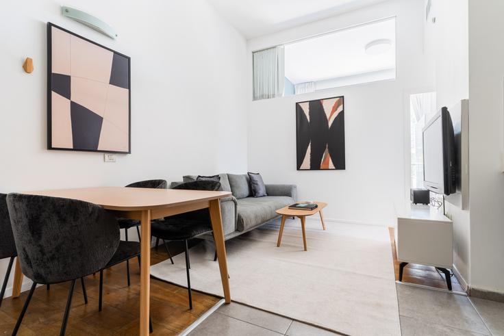 Sala de estar elegantemente projetada com móveis modernos em um apartamento no Allenby 114 em Tel Aviv, Tel Aviv Sala de estar elegantemente projetada com móveis modernos em um apartamento no Allenby 114 em Tel Aviv, Tel Aviv