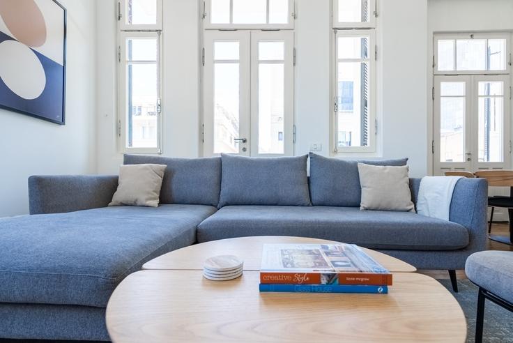 Salle de séjour élégante avec mobilier moderne dans un appartement à Allenby 114 à Tel Aviv, Tel Aviv