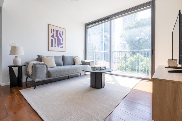 Salle de séjour élégante avec mobilier moderne dans un appartement à Allenby 114 à Tel Aviv, Tel Aviv