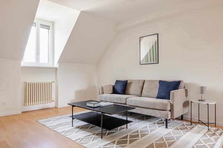 Salle de séjour élégante avec mobilier moderne dans un appartement à Rieterstrasse 11, 8002 Zürich à District 2, Zurich