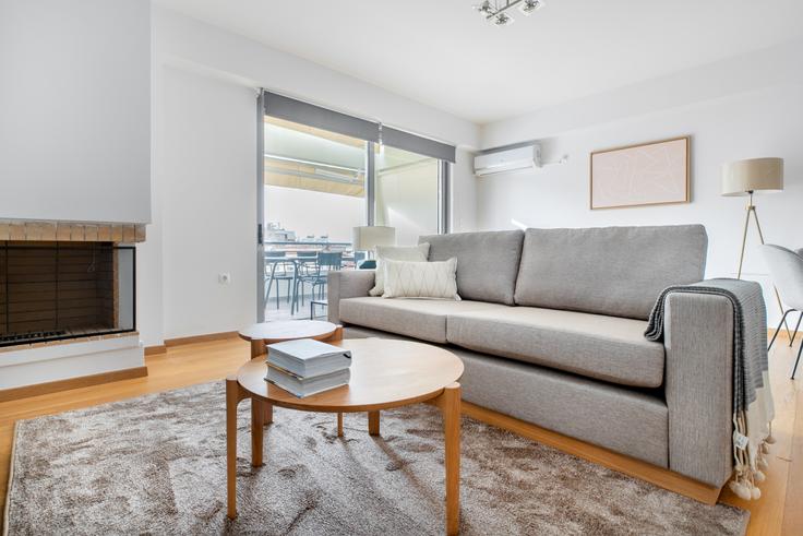 Elegante sala de estar con mobiliario moderno en un apartamento en Ifigeneias II en South Athens, Athens Elegante sala de estar con mobiliario moderno en un apartamento en Ifigeneias II en South Athens, Athens