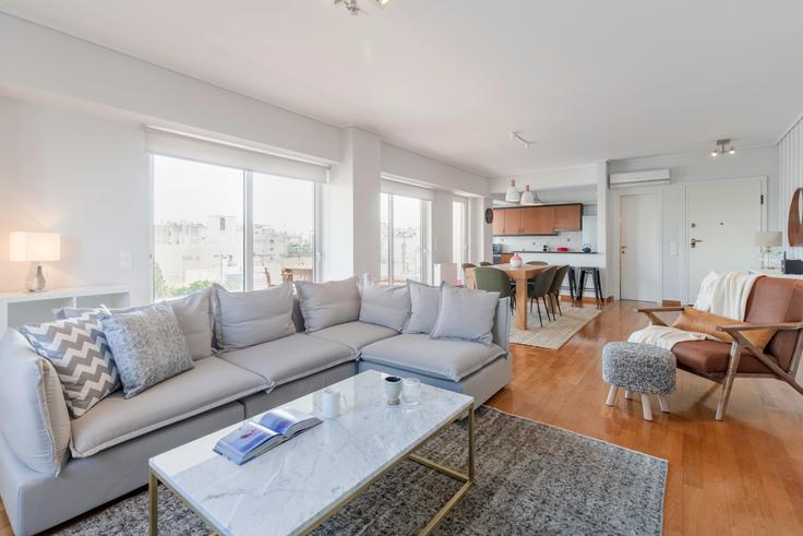Sala de estar elegantemente projetada com móveis modernos em um apartamento no Saki Karagiorga III em South Athens, Athens Sala de estar elegantemente projetada com móveis modernos em um apartamento no Saki Karagiorga III em South Athens, Athens