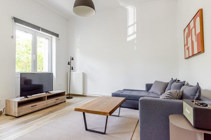 Salle de séjour élégante avec mobilier moderne dans un appartement à Agias Varvaras I à North Athens, Athens Salle de séjour élégante avec mobilier moderne dans un appartement à Agias Varvaras I à North Athens, Athens