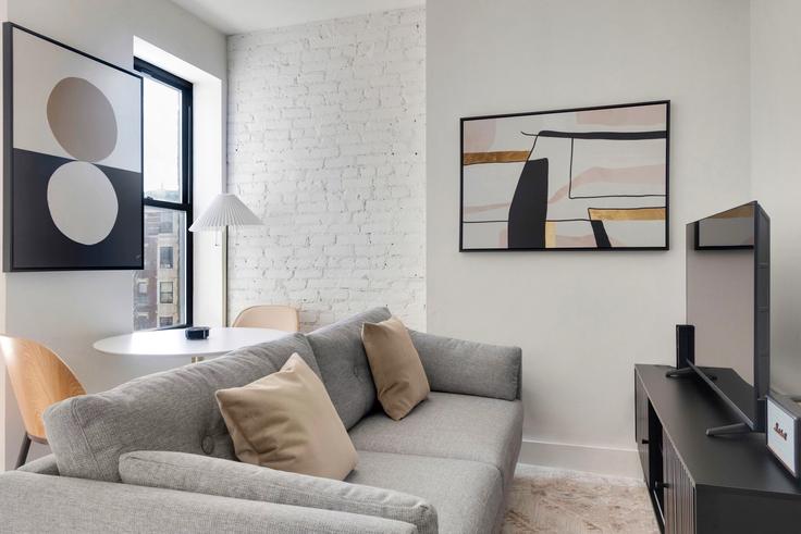 Elegant gestaltetes Wohnzimmer mit moderner Einrichtung in einer Wohnung im The B in Manhattan, New York