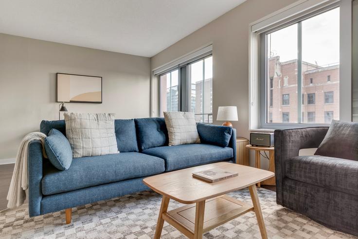 Chicago ChicagoのChestnut Towerのアパートメントにある、モダンな家具を備えたエレガントなデザインのリビングルーム Chicago ChicagoのChestnut Towerのアパートメントにある、モダンな家具を備えたエレガントなデザインのリビングルーム