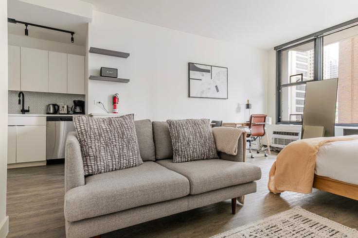 21 E Chestnut adresindeki bir dairede modern mobilyalarla zarif bir şekilde tasarlanmış oturma odası Chicago, Chicago