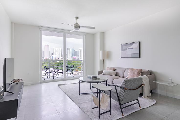 Miami, Miami에 위치한 Brickell West City Rentals 아파트의 세련된 인테리어가 돋보이는 거실 Miami, Miami에 위치한 Brickell West City Rentals 아파트의 세련된 인테리어가 돋보이는 거실
