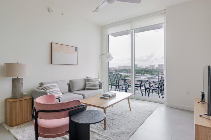 Miami, Miami에 위치한 Brickell West City Rentals 아파트의 세련된 인테리어가 돋보이는 거실 Miami, Miami에 위치한 Brickell West City Rentals 아파트의 세련된 인테리어가 돋보이는 거실