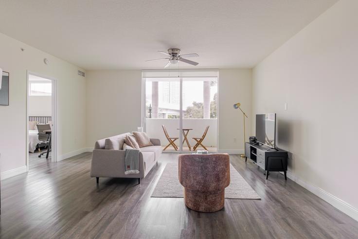 Miami MiamiのBrickell First Apartmentsのアパートメントにある、モダンな家具を備えたエレガントなデザインのリビングルーム
