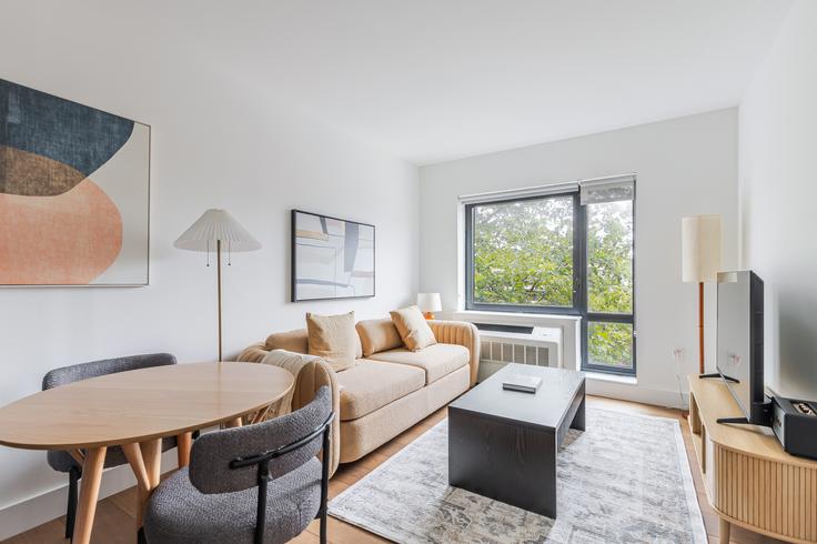Brooklyn, New York에 위치한 325 Lafayette Avenue 아파트의 세련된 인테리어가 돋보이는 거실 Brooklyn, New York에 위치한 325 Lafayette Avenue 아파트의 세련된 인테리어가 돋보이는 거실