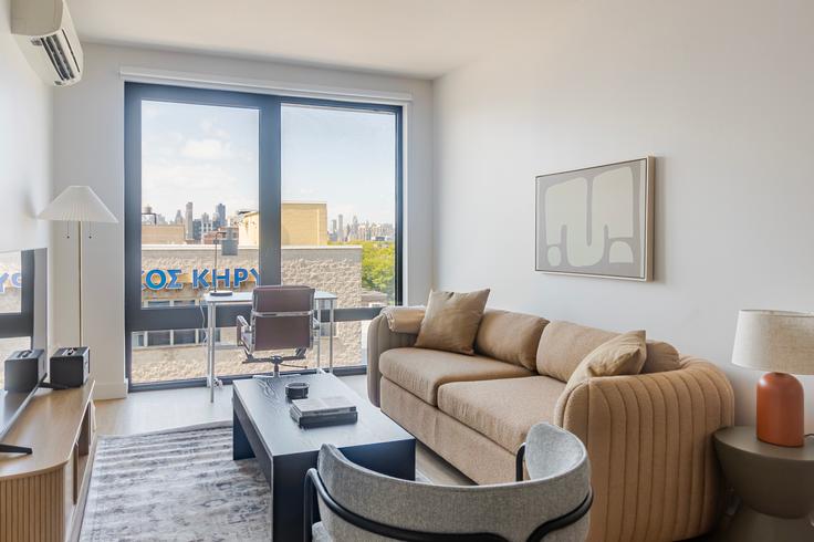 Dutch House adresindeki bir dairede modern mobilyalarla zarif bir şekilde tasarlanmış oturma odası Queens, New York
