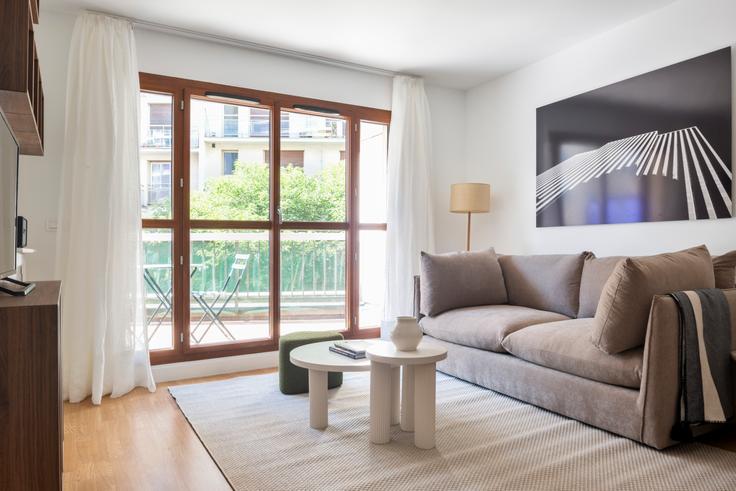 9th arrondissement, Paris에 위치한 Victor massé 36 아파트의 세련된 인테리어가 돋보이는 거실 9th arrondissement, Paris에 위치한 Victor massé 36 아파트의 세련된 인테리어가 돋보이는 거실