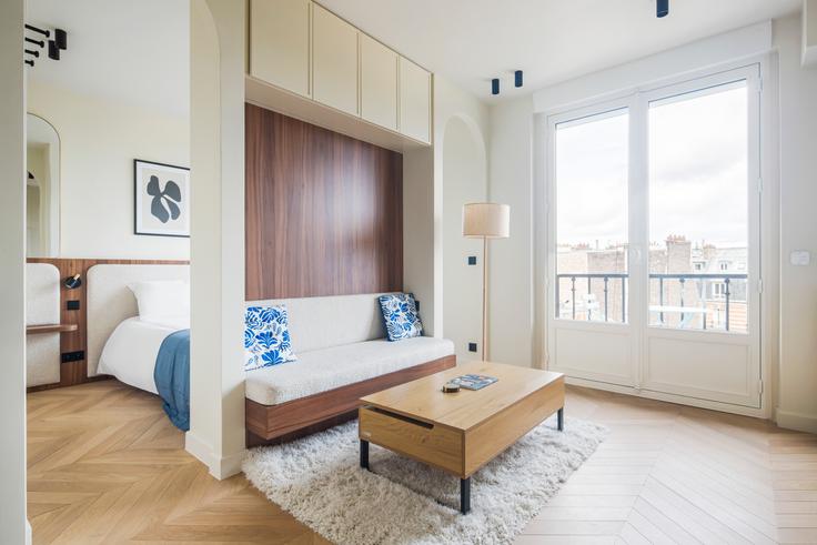 Paris 7th arrondissementのGribeauval 5のアパートメントにある、モダンな家具を備えたエレガントなデザインのリビングルーム