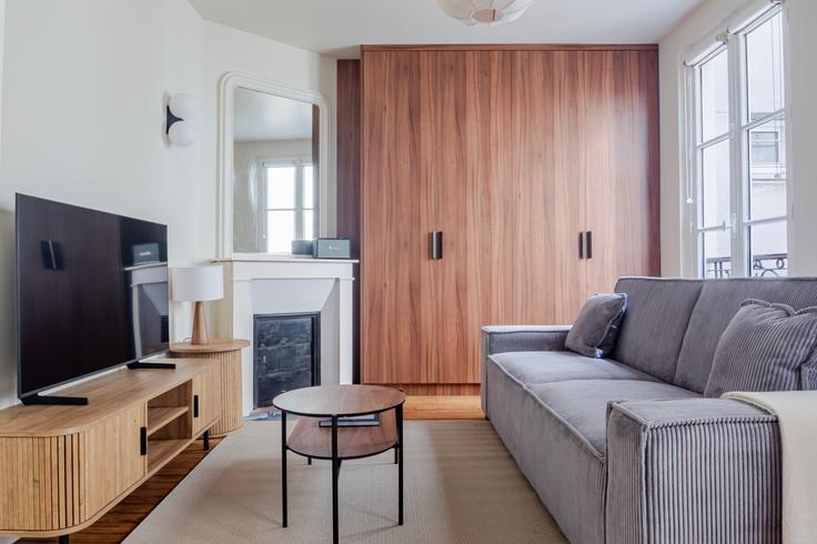 7th arrondissement, Paris에 위치한 Pierre Leroux 16 아파트의 세련된 인테리어가 돋보이는 거실 7th arrondissement, Paris에 위치한 Pierre Leroux 16 아파트의 세련된 인테리어가 돋보이는 거실