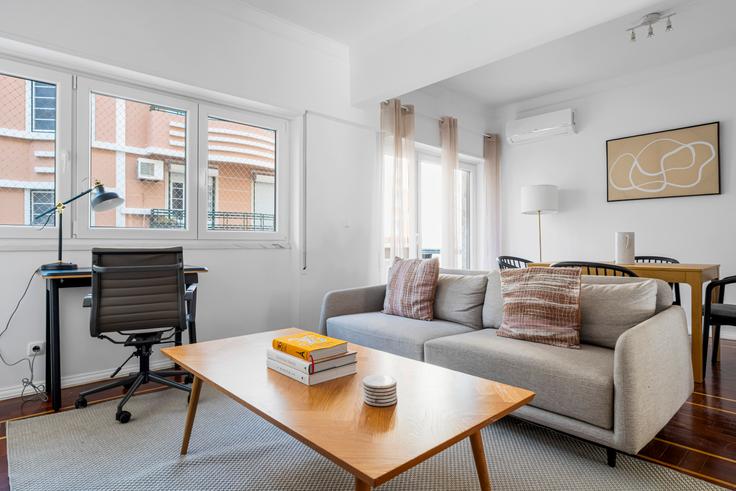 Elegante sala de estar con mobiliario moderno en un apartamento en Eiffel 4 en Avenidas Novas, Lisbon