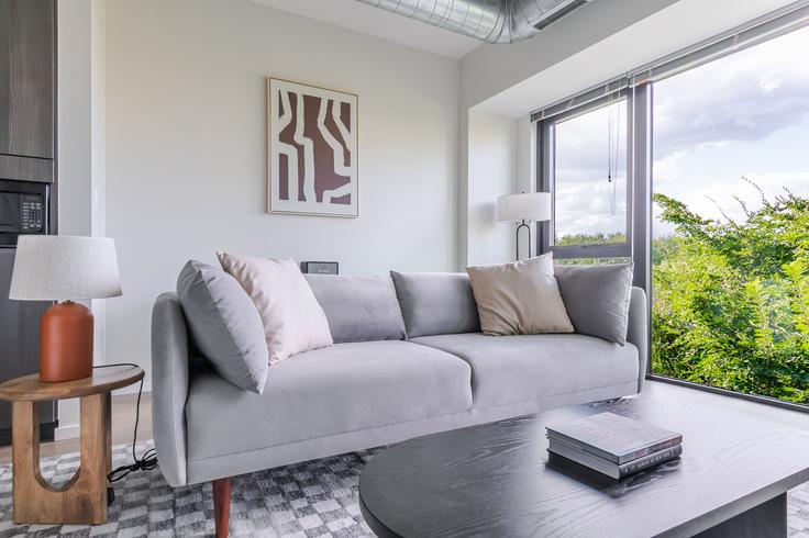 Elegante sala de estar con mobiliario moderno en un apartamento en The Scott Residences en Chicago, Chicago Elegante sala de estar con mobiliario moderno en un apartamento en The Scott Residences en Chicago, Chicago