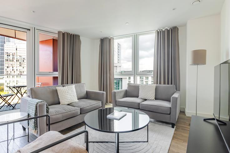 Haydn Tower, 50 Wandsworth Road, London, SW8 2FP adresindeki bir dairede modern mobilyalarla zarif bir şekilde tasarlanmış oturma odası London Borough of Wandsworth, London Haydn Tower, 50 Wandsworth Road, London, SW8 2FP adresindeki bir dairede modern mobilyalarla zarif bir şekilde tasarlanmış oturma odası London Borough of Wandsworth, London