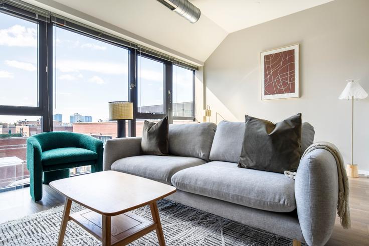 Elegant gestaltetes Wohnzimmer mit moderner Einrichtung in einer Wohnung im The Scott Residences in Chicago, Chicago Elegant gestaltetes Wohnzimmer mit moderner Einrichtung in einer Wohnung im The Scott Residences in Chicago, Chicago