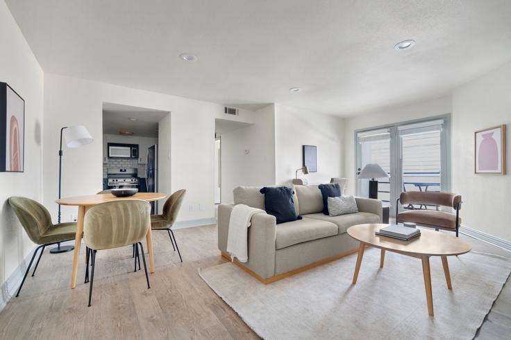 Elegante sala de estar con mobiliario moderno en un apartamento en Railyard en Austin, Austin Elegante sala de estar con mobiliario moderno en un apartamento en Railyard en Austin, Austin