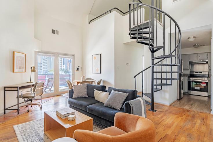Elegant gestaltetes Wohnzimmer mit moderner Einrichtung in einer Wohnung im Railyard in Austin, Austin Elegant gestaltetes Wohnzimmer mit moderner Einrichtung in einer Wohnung im Railyard in Austin, Austin