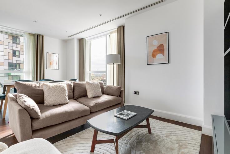 Salle de séjour élégante avec mobilier moderne dans un appartement à Sirocco Tower, 32 Harbour Way, London, E14 9UA à London Borough of Tower Hamlets, London
