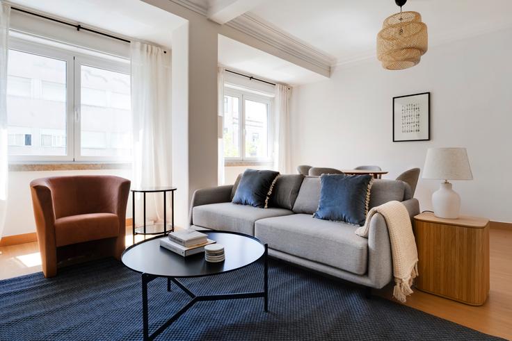 Avenidas Novas, Lisbon에 위치한 Avenida João Crisóstomo 62 아파트의 세련된 인테리어가 돋보이는 거실 Avenidas Novas, Lisbon에 위치한 Avenida João Crisóstomo 62 아파트의 세련된 인테리어가 돋보이는 거실