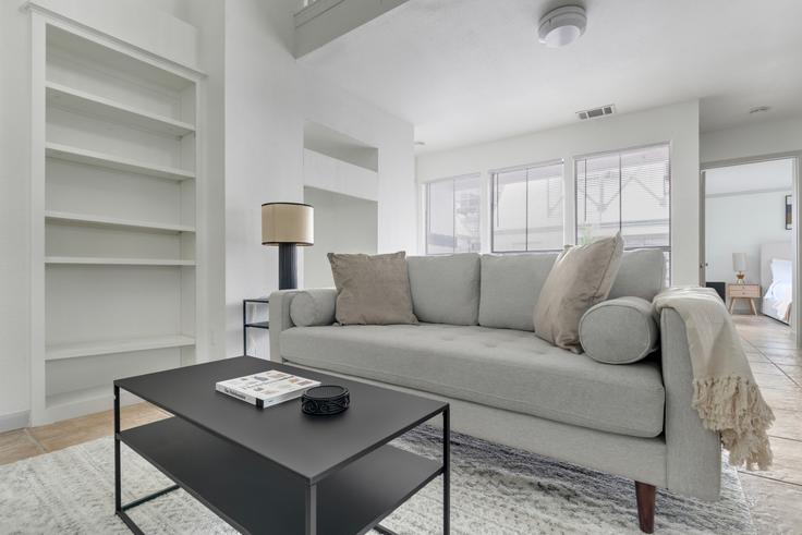 Elegante sala de estar con mobiliario moderno en un apartamento en Railyard en Austin, Austin Elegante sala de estar con mobiliario moderno en un apartamento en Railyard en Austin, Austin