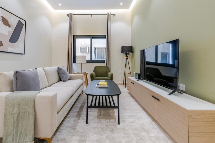 Sala de estar elegantemente projetada com móveis modernos em um apartamento no 4334 Prince Mamduh Bin Abdulaziz St em Riyadh, Riyadh