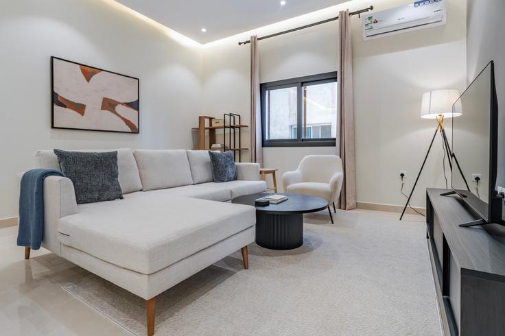 Elegant gestaltetes Wohnzimmer mit moderner Einrichtung in einer Wohnung im 4334 Prince Mamduh Bin Abdulaziz St in Riyadh, Riyadh Elegant gestaltetes Wohnzimmer mit moderner Einrichtung in einer Wohnung im 4334 Prince Mamduh Bin Abdulaziz St in Riyadh, Riyadh
