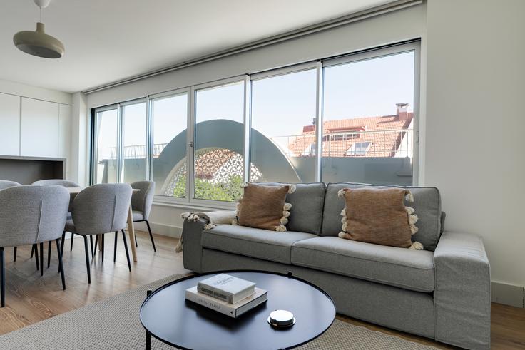 Elegant gestaltetes Wohnzimmer mit moderner Einrichtung in einer Wohnung im Rua Almirante Barroso 18 in Arroios, Lisbon Elegant gestaltetes Wohnzimmer mit moderner Einrichtung in einer Wohnung im Rua Almirante Barroso 18 in Arroios, Lisbon
