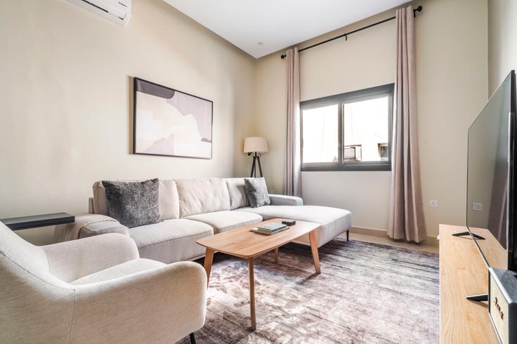 Sala de estar elegantemente projetada com móveis modernos em um apartamento no 4334 Prince Mamduh Bin Abdulaziz St em Riyadh, Riyadh